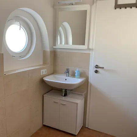 In Ruhig, Modern Und Stadtnah Mit Blick Ins Gruene شقة شفيرين